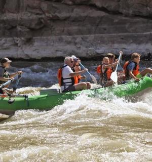 一群人在水中的木筏上