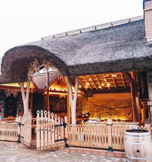 o clădire cu o fațadă de magazin cu gard