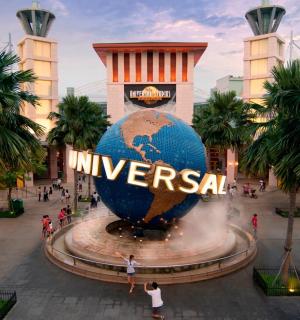 建筑物前喷泉中央的标志牌