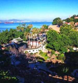 水边房屋的鸟瞰图