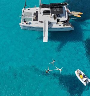 loď na vodě se dvěma lidmi na ní