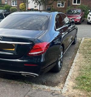 一辆黑色汽车停在停车场