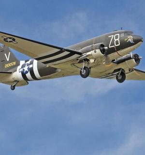 一架小型飞机在天空飞行