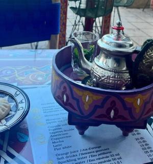 konvice na čaj a talíř s jídlem na stole