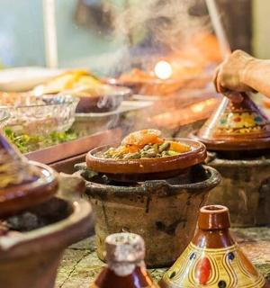 stůl s různými druhy jídla v nádobách