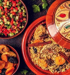 stůl s talíři a miskami jídla