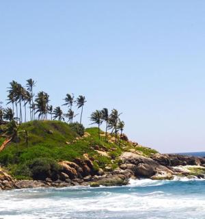 海洋中一座岛上的灯塔