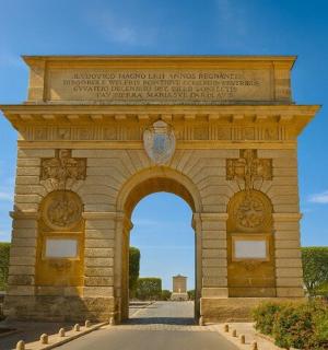 ein Torbogen in einem Gebäude mit einem Schild darauf