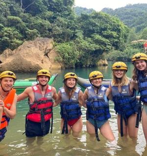 一群人在河里的水中