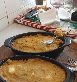 桌子上放着两盘食物。