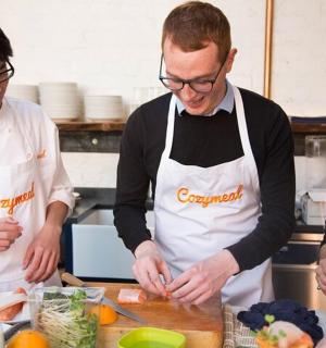 一群人在厨房准备食物