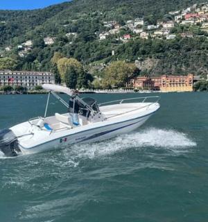 un vaixell blanc a l'aigua amb una ciutat al fons