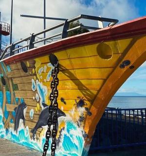 ein Boot mit einem Gemälde an der Seite