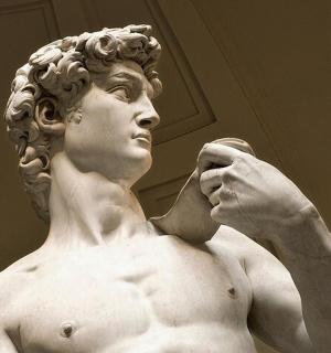 socha muže, který si čistí zuby