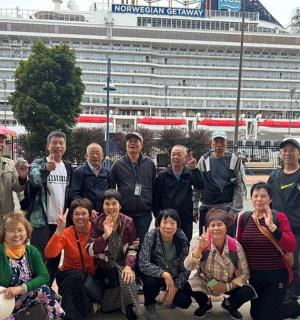 一群人在游轮前合影