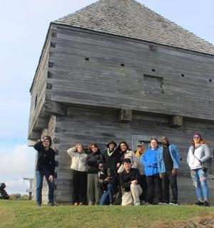 一群人站在一栋建筑物前