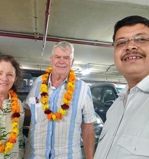 dva muži a žena pózují pro fotografii