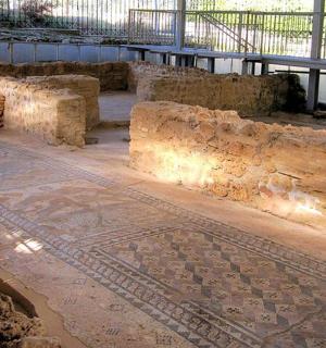 những bức tranh khảm cổ trên sàn của một tòa nhà