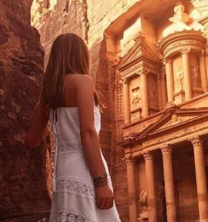 žena v bílých šatech dívající se na budovu