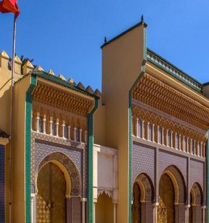 侧面挂着旗帜的建筑物