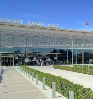 velká budova s cedulí na vrcholu