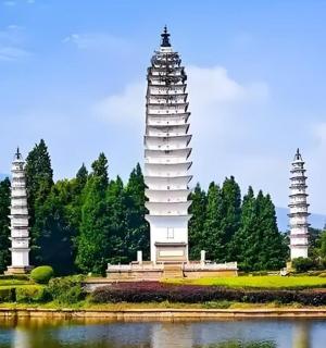 dvě vysoké bílé věže vedle vodní plochy