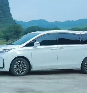 bílá dodávka zaparkovaná na parkovišti