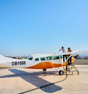 一架小型飞机停在跑道上,机上有人。