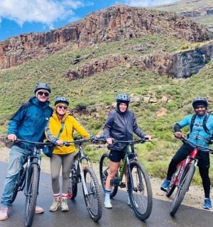 skupina lidí jedoucích na kolech po silnici