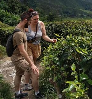 رجل وامرأة يمشيان في مزرعة شاي