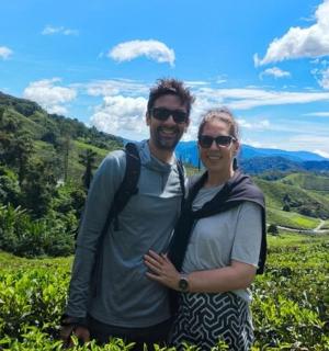 رجل وامرأة يقفان على تلة