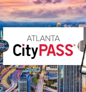 一张城市照片，前景中有一部手机