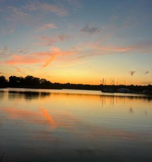 un tramonto su un grande specchio d'acqua