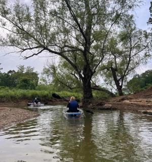 dua orang berkayak di sungai