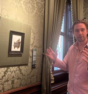 一个男人站在房间里,双手