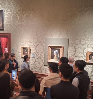 一群人在博物馆里观看艺术品