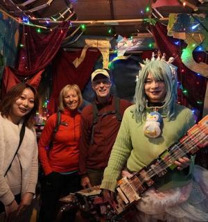 skupina lidí pózujících pro fotografii v obchodě