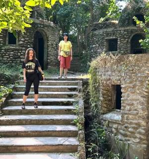 一男一女正走下楼梯