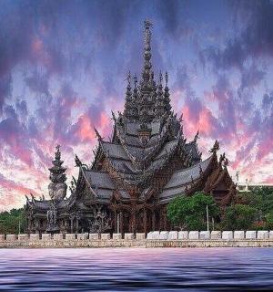 坐落在水面上的一座大楼