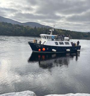 一群人在水中的船上