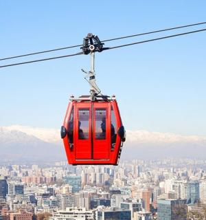 一架红色直升机飞过一座城市
