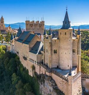 山上的一座城堡,背景是一座小镇