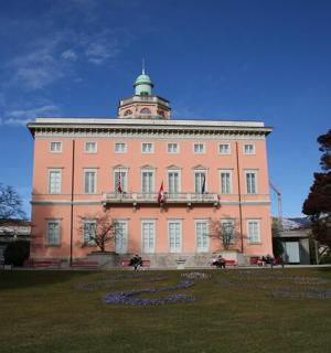 velká cihlová budova s věží na vrcholu