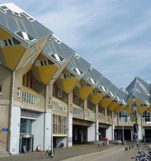 一栋有着黄色和灰色屋顶的建筑