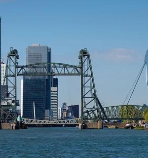 一座横跨水面的桥,背景是一座城市