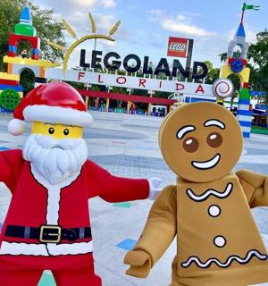 dva lidé oblečení v kostýmech před zábavním parkem