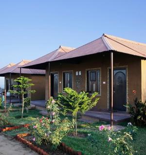 منزل صغير مع حديقة أمامه