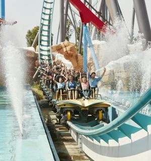 一群人在水上乐园乘坐过山车