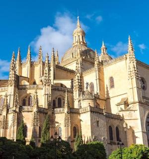 一座有尖顶的大楼