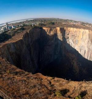 一座大岩石山的鸟瞰图